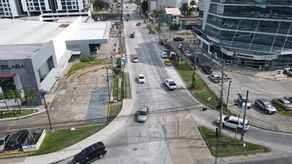 El Ministerio de Obras Públicas (MOP) informó que los trabajos de rehabilitación y ampliación de la vía Condado del Rey registran un avance del 83 %, como parte del proyecto “Estudio, Diseño y Construcción de Calles del Distrito de Panamá”.