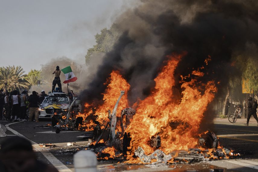 El presidente de Estados Unidos, Donald Trump, afirmó este jueves que Los Ángeles se encuentra "sana y salva" gracias al despliegue de miles de soldados para contener las protestas contra la deportación de inmigrantes, mientras California se prepara para enfrentar al gobierno en la justicia. El presidente de Estados Unidos, Donald Trump, afirmó este jueves que Los Ángeles se encuentra "sana y salva" gracias al despliegue de miles de soldados para contener las protestas contra la deportación de inmigrantes, mientras California se prepara para enfrentar al gobierno en la justicia. 