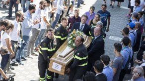 Italia entierra a las víctimas del sismo