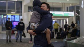 Un viaje termina y otro comienza para nuevos inmigrantes en Estados Unidos