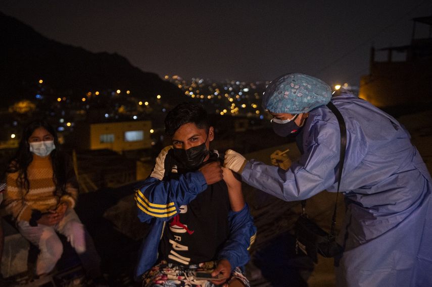 Perú reimpone uso obligatorio de mascarillas por cuarta ola