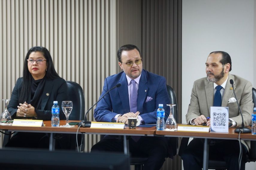 A pocos días de que Panamá sea oficialmente reconocido como Estado Asociado del Mercado Común del Sur (Mercosur), el ministro de Comercio e Industrias (MICI), Julio Moltó, fortaleció su diálogo con los sectores productivos del país. A pocos días de que Panamá sea oficialmente reconocido como Estado Asociado del Mercado Común del Sur (Mercosur), el ministro de Comercio e Industrias (MICI), Julio Moltó, fortaleció su diálogo con los sectores productivos del país.