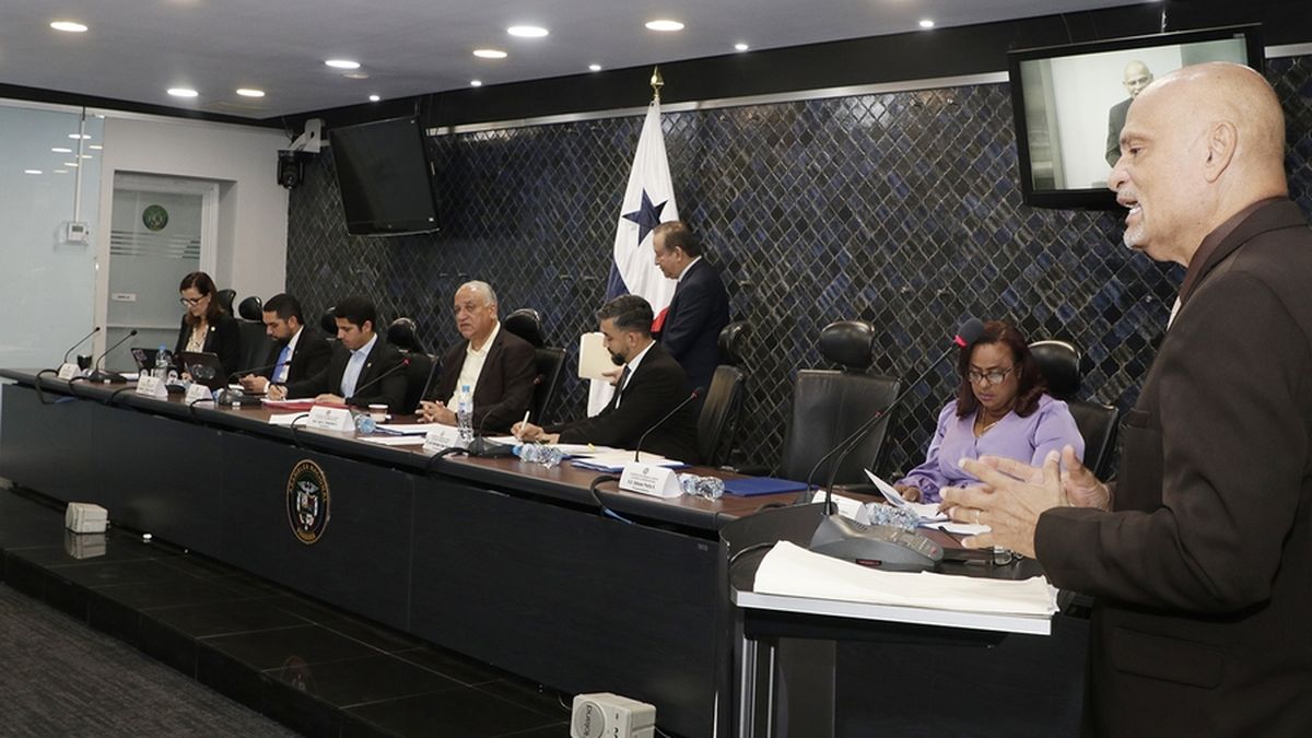 Gremios periodísticos de Panamá expresaron su rechazo a un proyecto de ley que avanza en la Asamblea Nacional que establece nuevas regulaciones al derecho a réplica, por considerar que puede inhibir la crítica y condicionar la gestión informativa de los medios, afectando así a la libertad de prensa.