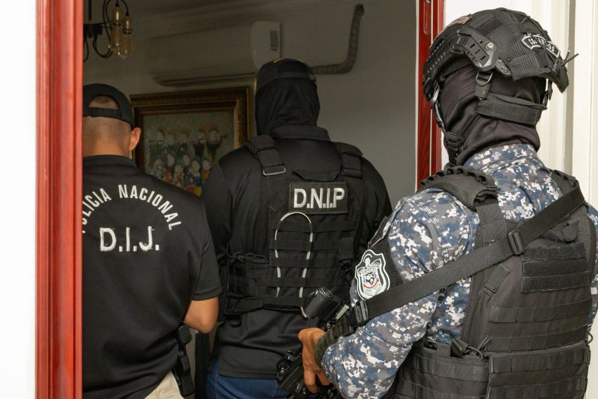 La Policía Nacional recuperó 17 armas de fuego en allanamientos. La Policía Nacional recuperó 17 armas de fuego en allanamientos.