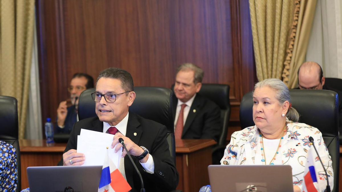 El Consejo de Gabinete aprobó este martes la Resolución N.° 000, que autoriza al Ministerio de Seguridad Pública de Panamá (Minseg) a contratar, mediante procedimiento excepcional, la compra de dos helicópteros Bell 407 GXi a la empresa Bell Textron Inc., por un monto de B/.10,490,066.00, suma que incluye el 7% de ITBMS. El Consejo de Gabinete aprobó este martes la Resolución N.° 000, que autoriza al Ministerio de Seguridad Pública de Panamá (Minseg) a contratar, mediante procedimiento excepcional, la compra de dos helicópteros Bell 407 GXi a la empresa Bell Textron Inc., por un monto de B/.10,490,066.00, suma que incluye el 7% de ITBMS.