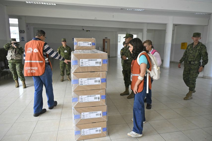 Inicia referendo sobre extradición en un Ecuador sumido en la violencia