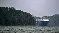 El Canal de Panamá, por el que pasa entre el 3 % y el 6 % del comercio internacional, ya toma medidas ante la amenaza este año de un fenómeno El Niño potente, asociado a sequías que pueden afectar de forma grave las fuentes hídricas de este paso navegable, el único de agua dulce en el mundo. El Canal de Panamá, por el que pasa entre el 3 % y el 6 % del comercio internacional, ya toma medidas ante la amenaza este año de un fenómeno El Niño potente, asociado a sequías que pueden afectar de forma grave las fuentes hídricas de este paso navegable, el único de agua dulce en el mundo.