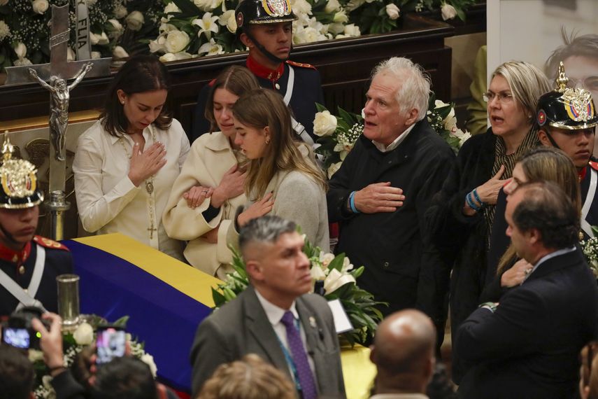 Con una misa solemne en la Catedral Primada y honores militares, Colombia dio este miércoles un adiós multitudinario al senador y precandidato presidencial opositor Miguel Uribe Turbay, fallecido el lunes, dos meses después de ser gravemente herido en un atentado en Bogotá. Con una misa solemne en la Catedral Primada y honores militares, Colombia dio este miércoles un adiós multitudinario al senador y precandidato presidencial opositor Miguel Uribe Turbay, fallecido el lunes, dos meses después de ser gravemente herido en un atentado en Bogotá.
