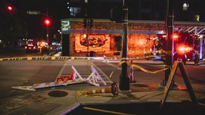 Cinco muertos y 40 heridos tras embestir un vehículo un desfile navideño en EEUU