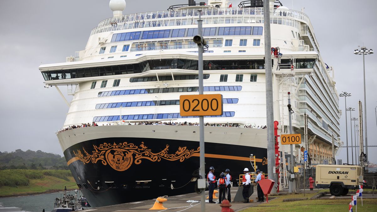 El crucero Disney Adventure se convirtió este lunes en el buque de pasajeros de mayor capacidad y tonelaje bruto en transitar por el Canal de Panamá, marcando así un hito, informó la administración de la vía acuática por la que pasa entre el 3 % y el 6 % por ciento del comercio mundial. El crucero Disney Adventure se convirtió este lunes en el buque de pasajeros de mayor capacidad y tonelaje bruto en transitar por el Canal de Panamá, marcando así un hito, informó la administración de la vía acuática por la que pasa entre el 3 % y el 6 % por ciento del comercio mundial.