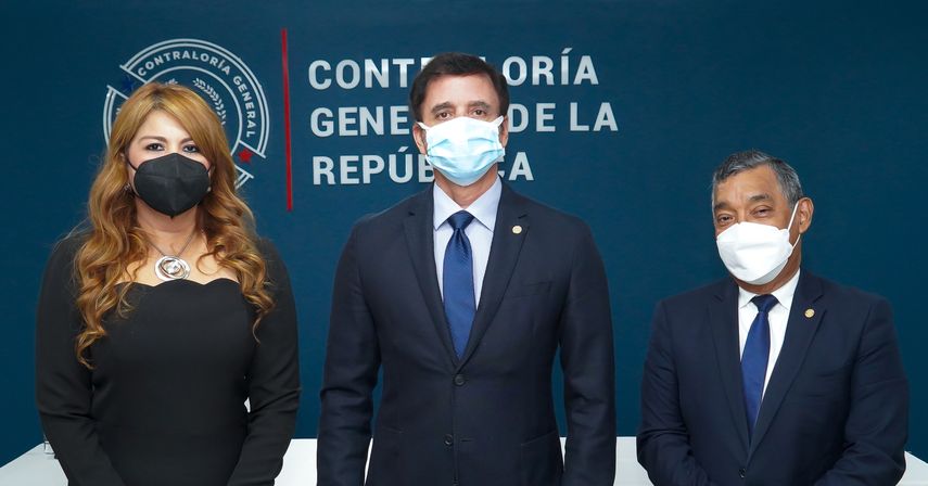 En el centro de la foto el titular de la Contraloría de la República, Gerardo Solís. En el centro de la foto el titular de la Contraloría de la República, Gerardo Solís.