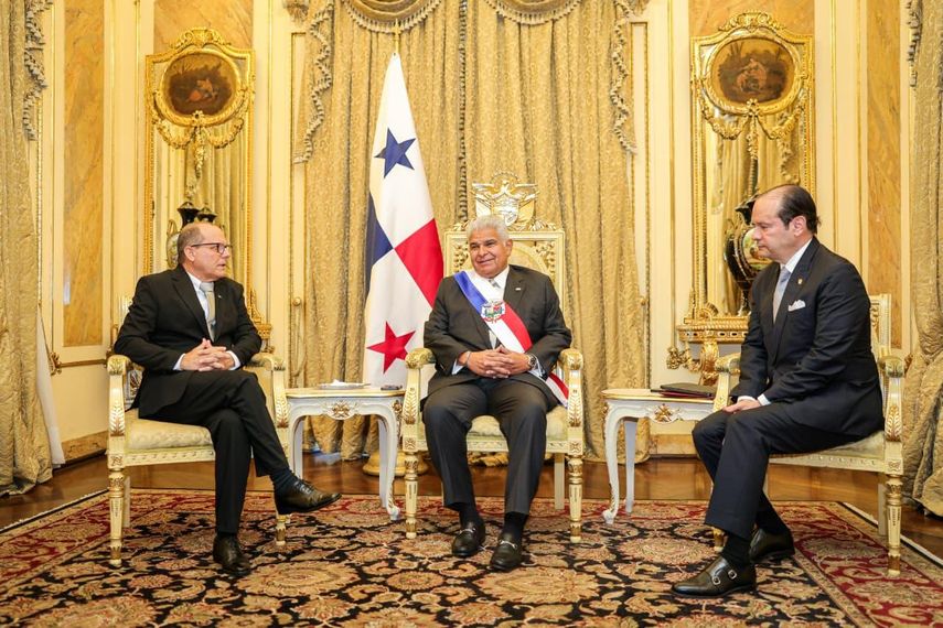 Presidente Mulino recibe cartas credenciales de embajadores de cinco países
