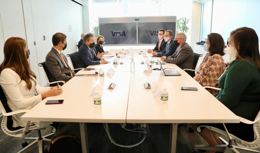 Presidente Nito Cortizo con ejecutivos de VISA