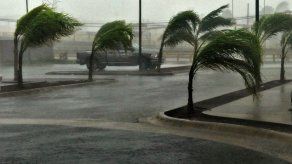 Monstruoso huracán Patricia toca tierra en oeste de México