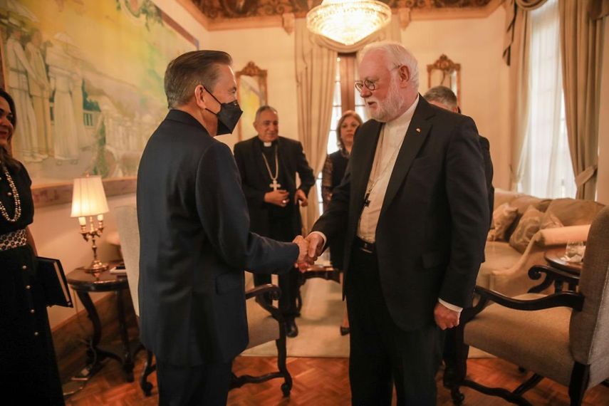 Presidente de Panamá recibe la visita del secretario de la Santa Sede