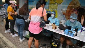 Plan de vacunación obligatoria en Hong Kong preocupa a empleados domésticos extranjeros