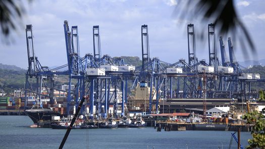 Panamá da por hecho la salida del conglomerado hongkonés CK Hutchison de la operación de dos puertos cercanos al Canal, una medida largamente esperada por varios sectores que se ha concretado en medio de presiones de EE.UU. y China. Panamá da por hecho la salida del conglomerado hongkonés CK Hutchison de la operación de dos puertos cercanos al Canal, una medida largamente esperada por varios sectores que se ha concretado en medio de presiones de EE.UU. y China.