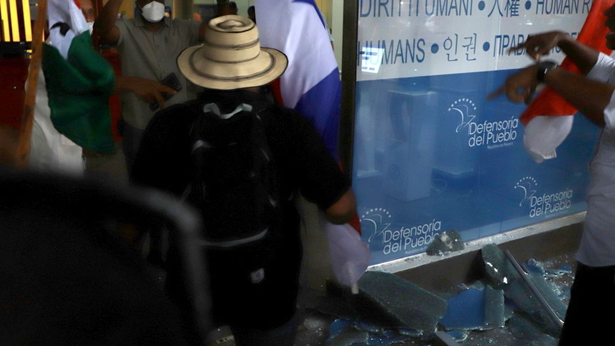 Manifestantes irrumpen en la Defensoría del Pueblo de Panamá