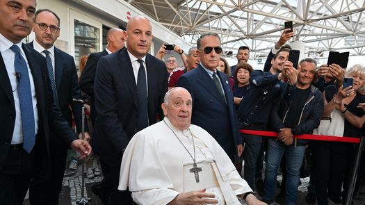 Todavía vivo, respondió el papa Francisco a una periodista que le preguntó cómo se sentía.