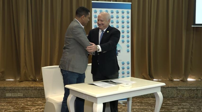 Apatel y Hoppan firman acuerdo por integración turística