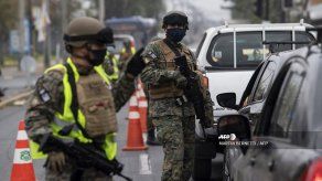 Casos de covid-19 se disparan en Chile y militares se despliegan en barrios