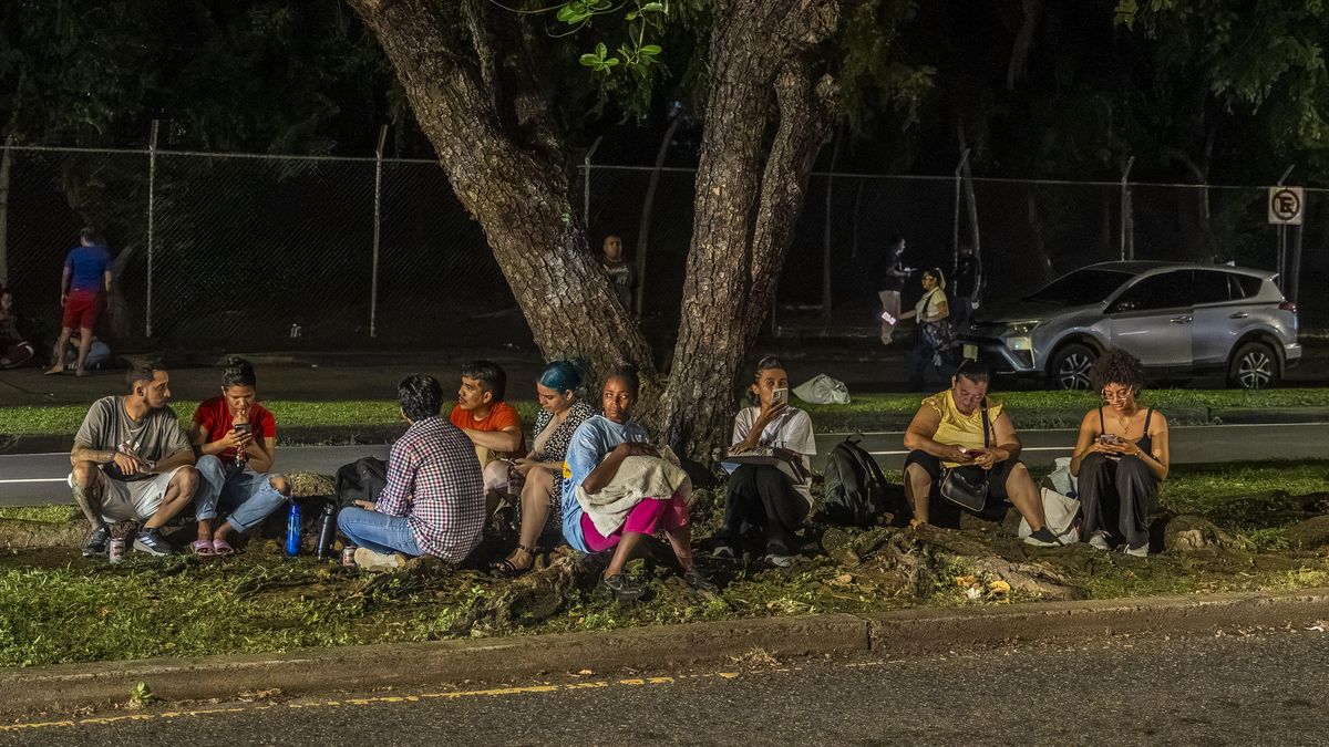 Adrenalina, vigilancia y pacientes en las calles por el terremoto de magnitud 7,5 Adrenalina, vigilancia y pacientes en las calles por el terremoto de magnitud 7,5