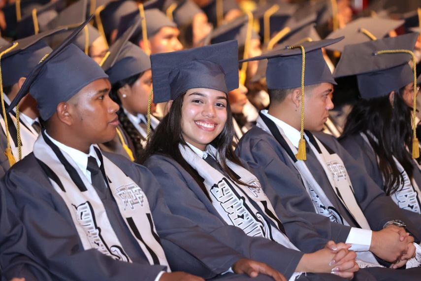 Un total de 79 estudiantes obtuvieron el Bachillerato en Ciencias en esta promoción de la Academia Bilingüe Panamá para el Futuro. Un total de 79 estudiantes obtuvieron el Bachillerato en Ciencias en esta promoción de la Academia Bilingüe Panamá para el Futuro.