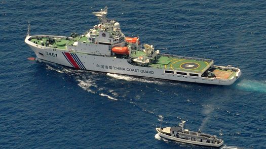 Filipinas acusa a barcos chinos de disparar cañón de agua a sus botes