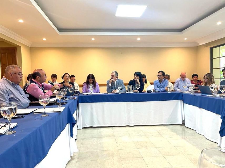 Ademas, del Defensor del Pueblod de Panamá, también participaron representantes de Uruguay, Guatemala, Perú, Argentina, Chile, Uruguay, Costa Rica y Honduras. Ademas, del Defensor del Pueblod de Panamá, también participaron representantes de Uruguay, Guatemala, Perú, Argentina, Chile, Uruguay, Costa Rica y Honduras.