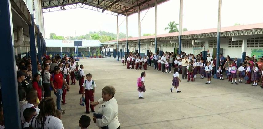 Acto cívico con estudiantes de la Escuela Carlos A. Mendoza de San Miguelito. Acto cívico con estudiantes de la Escuela Carlos A. Mendoza de San Miguelito.