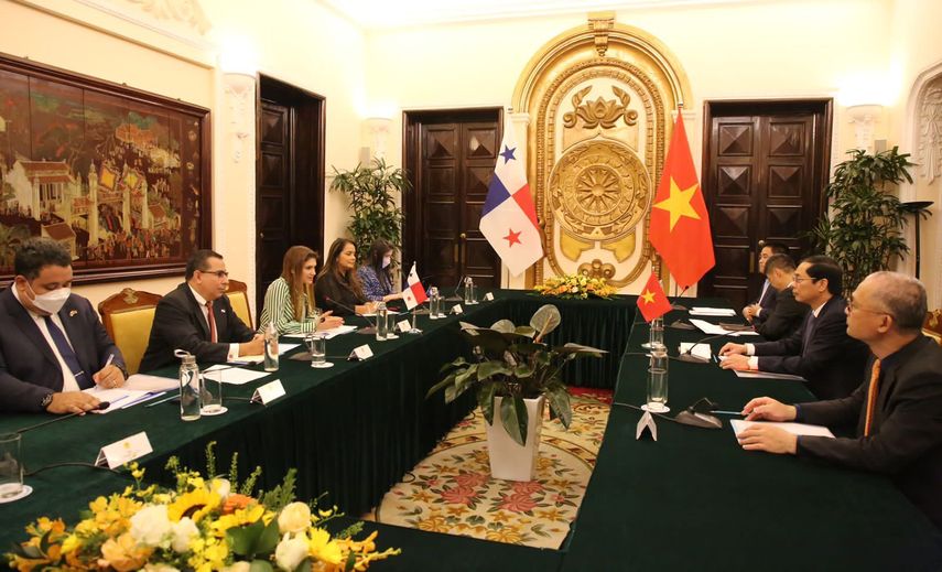 a canciller Erika Mouynes sostuvo además una amplia reunión de trabajo con el ministro de Asuntos Exteriores, Bui Thanh Son, con quien revisó los temas clave de la agenda bilateral.