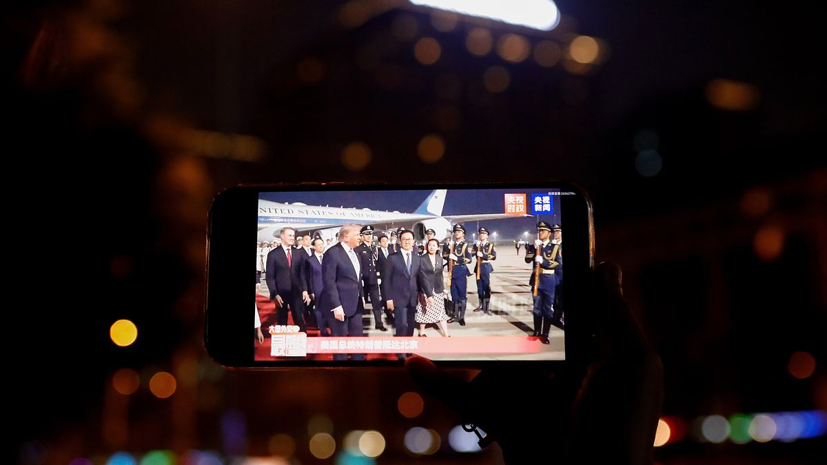 El presidente de Estados Unidos, Donald Trump, aterrizó este miércoles en Pekín a las 19.50 hora local (11.50 GMT) para desarrollar hasta el próximo viernes una visita de Estado a China, su segunda al país asiático desde la realizada en 2017 durante su primer mandato. El presidente de Estados Unidos, Donald Trump, aterrizó este miércoles en Pekín a las 19.50 hora local (11.50 GMT) para desarrollar hasta el próximo viernes una visita de Estado a China, su segunda al país asiático desde la realizada en 2017 durante su primer mandato.