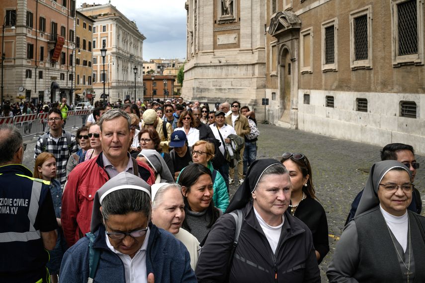 Miles de personas visitaron este domingo la tumba del papa Francisco, enterrado la víspera en Roma tras un multitudinario funeral, cuando una pregunta sobrevuela la Ciudad Eterna: ¿Quién sustituirá al primer pontífice latinoamericano? Miles de personas visitaron este domingo la tumba del papa Francisco, enterrado la víspera en Roma tras un multitudinario funeral, cuando una pregunta sobrevuela la Ciudad Eterna: ¿Quién sustituirá al primer pontífice latinoamericano?