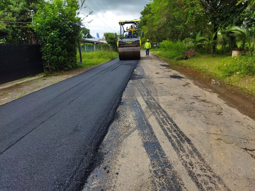 El MOP indicó que se rehabilitan los primeros 600 metros de la vía de un total de un kilómetro aproximadamente.