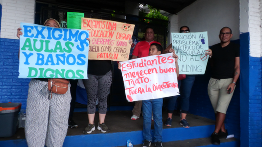 Protesta en la Escuela Pedro J. Ameglio en Rufina Alfaro, piden destitución de la directora