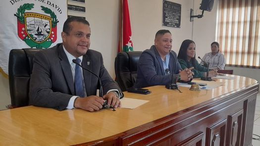 El alcalde de David detalló que este convenio se suscribe cada 5 años y venció el año pasado, por tal razón la necesidad de renovarlo con el fin de seguir atendiendo a los más de 60 centros educativos del distrito.