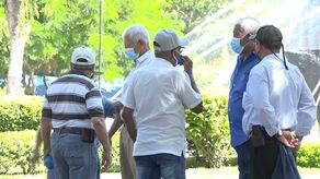 En el parque Cervantes se pudo observar a un grupo de adultos mayores que prefieren mantener el uso de mascarilla en David, a pesar de que el MINSA flexibilizó la medida al aire libre.