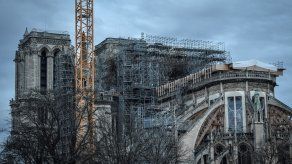 Notre Dame de París espera decisión sobre tejado y aguja