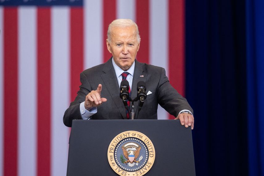 Biden dice que hay que encerrar a Trump a días de las elecciones en EEUU