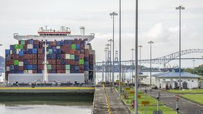 Restricciones al tránsito en Canal de Panamá seguirán un año por escasez de agua