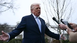 El presidente Donald Trump afirmó este lunes que Estados Unidos había pospuesto ataques contra las plantas de energía iraníes tras mantener unas muy buenas conversaciones con Teherán para una resolución completa de la guerra, pero la prensa estatal iraní desmintió tales contactos.