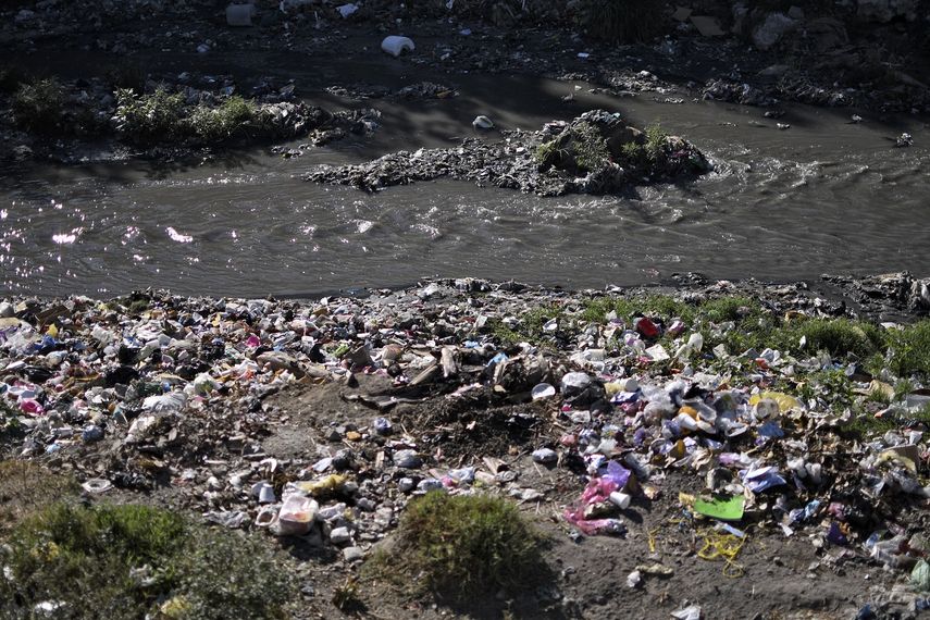 Guatemala, Honduras y El Salvador limpian río contaminado
