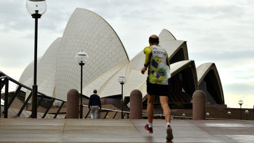 Australia enfrenta cifras récord de covid-19 por variante ómicron