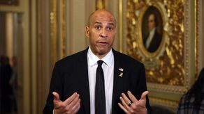 Senador Cory Booker rompe récord con discurso de 25 horas contra Trump