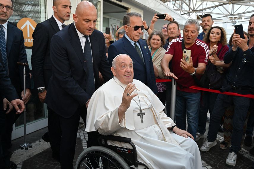 El papa Francisco apenas salió el viernes del hospital Gemelli de Roma tras una decena de días ingresado. El papa Francisco apenas salió el viernes del hospital Gemelli de Roma tras una decena de días ingresado.