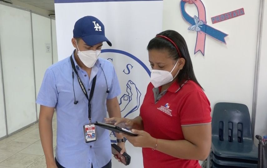 Las personas vacunadas deben verificarse en el puesto de la Feria Internacional de David en el cual la AIG brinda apoyo a la comunidad, para obtener código QR.