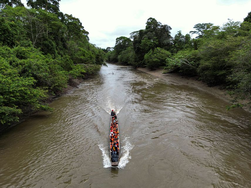 Cinco ciudadanos panameños fueron condenados a 50 años de prisión cada uno por el asesinato de un niño migrante de 6 años durante un asalto en la selva del Darién, la peligrosa frontera natural con Colombia que cruzan miles de viajeros irregulares. Cinco ciudadanos panameños fueron condenados a 50 años de prisión cada uno por el asesinato de un niño migrante de 6 años durante un asalto en la selva del Darién, la peligrosa frontera natural con Colombia que cruzan miles de viajeros irregulares.
