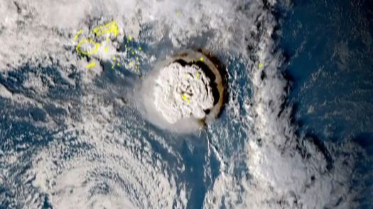Chile alerta de posible tsunami tras erupción de volcán en Tonga