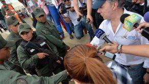 Santos estrecha mano de guardias venezolanos en el paso fronterizo cerrado