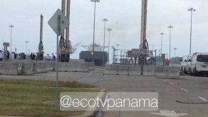 El Cosco Shipping Panama inicia tránsito inaugural por el Canal Ampliado frente a miles de panameños